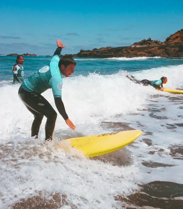 Clase de surf semiprivada en Tenerife con Mahalo Surf School