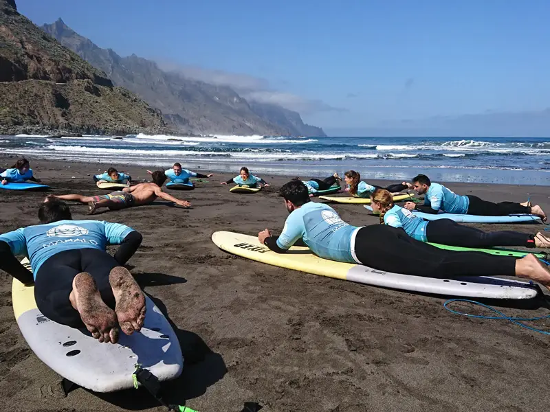 Clase de surf en grupo con alumnos de Mahalo en Tenerife