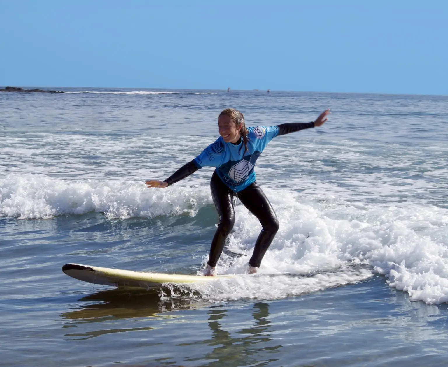 Clase privada de surf en Tenerife con instructor de Mahalo