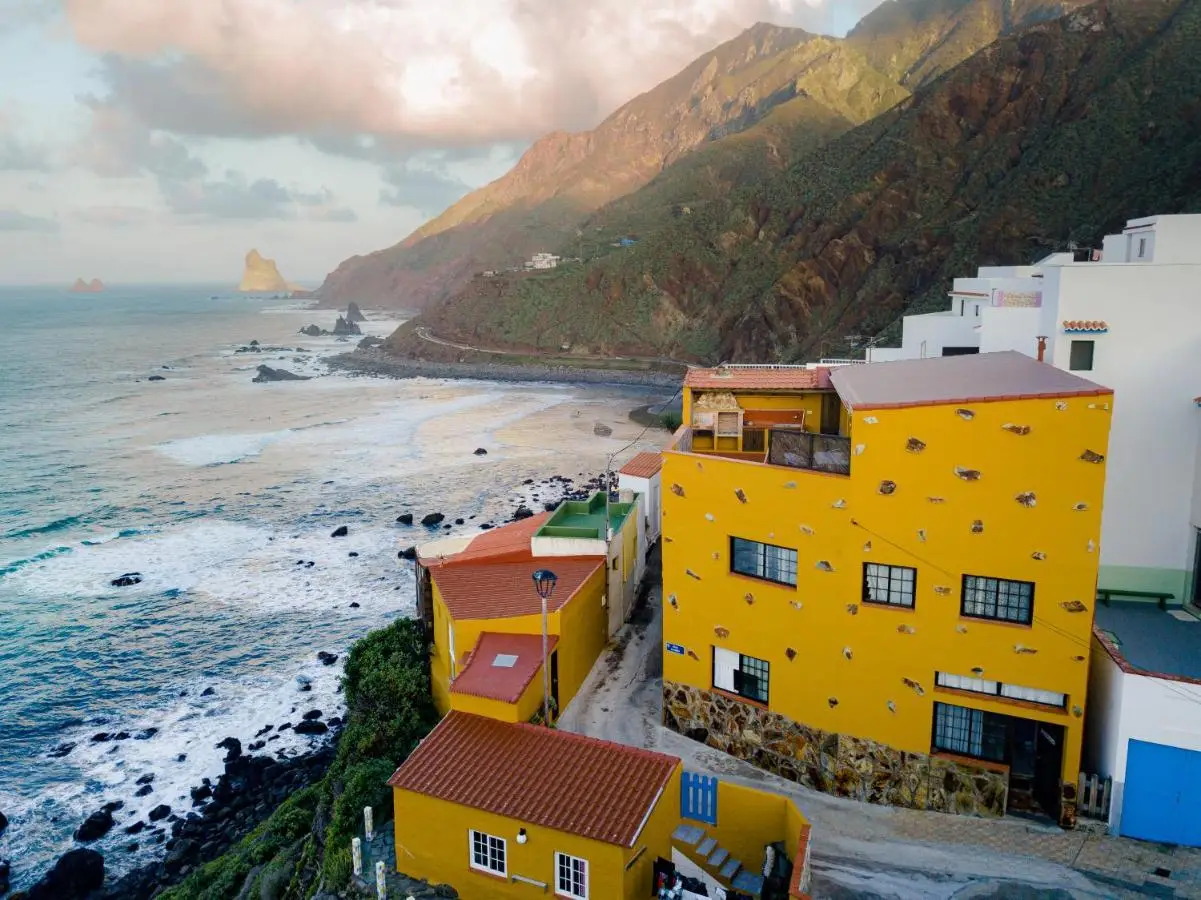 Surf y alojamiento en Tenerife con Mahalo Surf School