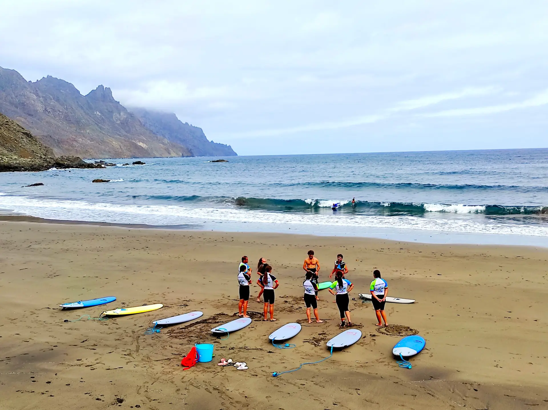 Alumnos de Mahalo Surf School preparándose para una clase de surf en Tenerife